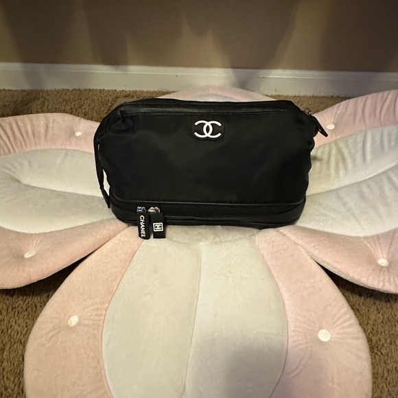 CHANEL Make Up Line Black and White Pouch (GWP) - Picture 1 of 4
